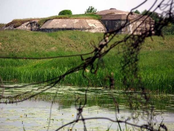 Wstęp na teren niektórych fortów jest wzbroniony, ale turyści i tak przechodzą przez dziury w siatce