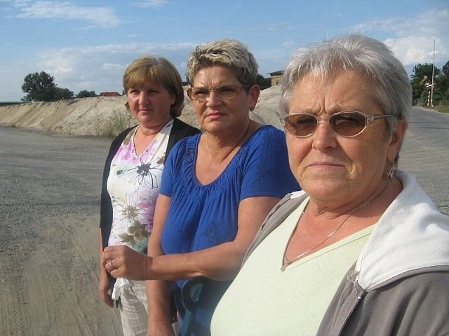 Od lewej: sołtys Bogusława Sarnowska, Teresa Waligórska i Zofia Markow z Karnina. W tle nasyp trasy S3, która przetnie ich drogę do centrum wsi - do sklepu, kościoła, przystanków autobusowych.
