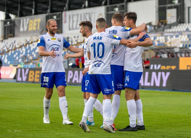 PGE Stal Mielec pokonała w meczu 26.kolejki Stomil Olsztyn 1:0. Dla mielczan był to bardzo trudny mecz, szczególnie w drugiej połowie, w której musieli sobie radzić w dziesiątkę. Naszym zdaniem na najwyższą ocenę w zespole Stali zasłużył bramkarz Rafał Strączek. To jego interwencje uratowały zespołowi komplet punktów.