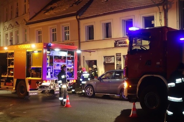 Do groźnego pożaru doszło we wtorek, 17 stycznia, późnym wieczorem w budynku w centrum Lubska.Strażaków zawiadomił o wydostającym się spod dachu budynku dymie przypadkowy przechodzeń. Pierwsze zastępy były na miejscu po 2 minutach. Strażacy musieli wyważyć drzwi wejściowe prowadzące do klatki schodowej. Gdy weszli do środka wiedzieli już, że pali się mieszkanie na pierwszym piętrze. Na klatce natknęli się na nieprzytomnego mężczyznę i przekazali go zespołowi pogotowia ratunkowego. W pokoju znaleziono częściowo zwęglone zwłoki mężczyzny. Niestety jego nie udało się uratować, lekarz stwierdził zgon. - Udało się nam odciąć ogień od  sąsiednich budynków szeregowej zabudowy - mówi Grzegorz Lisik, rzecznik żarskich strażaków. - Przypuszczalną przyczyną pożaru było zaprószenie ognia. W 2,5 godzinnej akcji brało udział 20 strażaków.Zobacz też: Zawalił się strop piwnicy. Cztery osoby wydobyte. 16-latek w ciężkim stanieźródło: TVN24Przeczytaj też:   Tym razem to Gorzów ma gorsze powietrze niż Zielona Góra