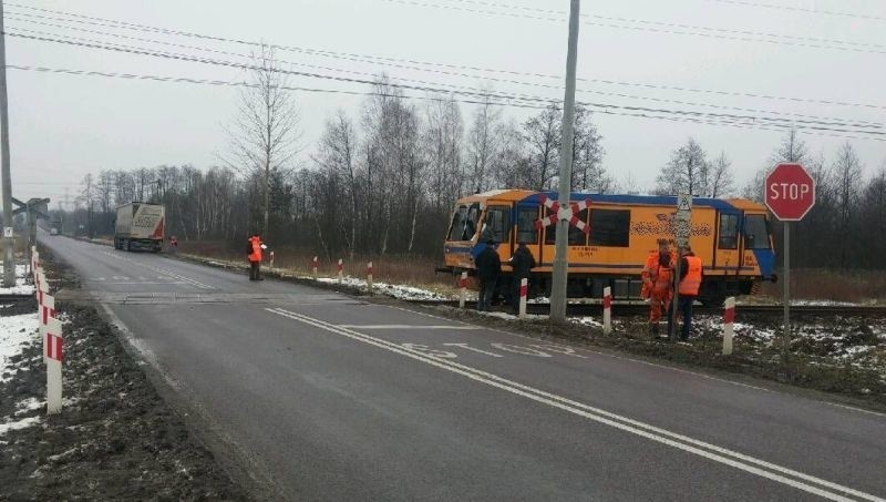 Zderzenie w Połańcu na przejeździe kolejowym. Ciężarówka zderzyła się z lokomotywą