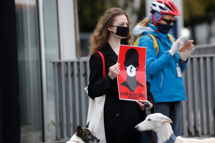 Koronawirus nie zatrzymał Strajku Kobiet. Czarny Protest w Warszawie przeciwko zaostrzaniu ustawy antyaborcyjnej [zdjęcia] [wideo]