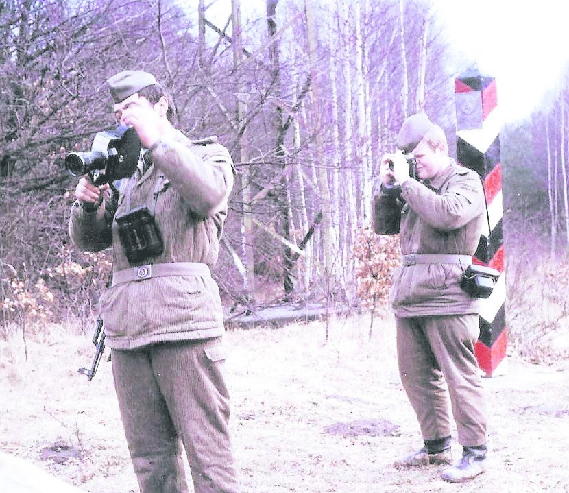 Funkcjonariusze Grenzgruppen der DDR w akcji. Ich głównym...