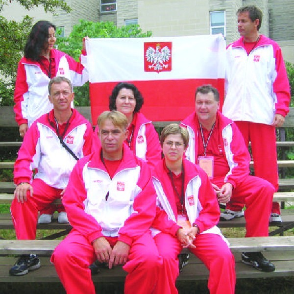 Andrzej Marciniak (z lewej w dolnym rzędzie): - Zawody robimy po to, by podziękować dawcom i ich rodzinom. A także, by szerzyć ideę dzielenia się narządami i ideę transplantologii, właśnie poprzez sport. To nas, ludzi z Polskiego Stowarzyszenia Sportu po Transplantacji główny cel.