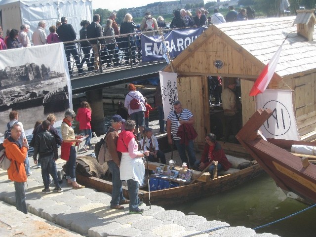 Obsługiwana przez „kontikowców” pływająca kuźnia była podczas Festiwalu Loary odwiedzana przez wiele osób.