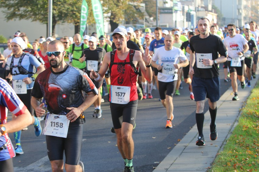 Zdjęcia z maratonu w Poznaniu 2018 - biegacze na pierwszym...