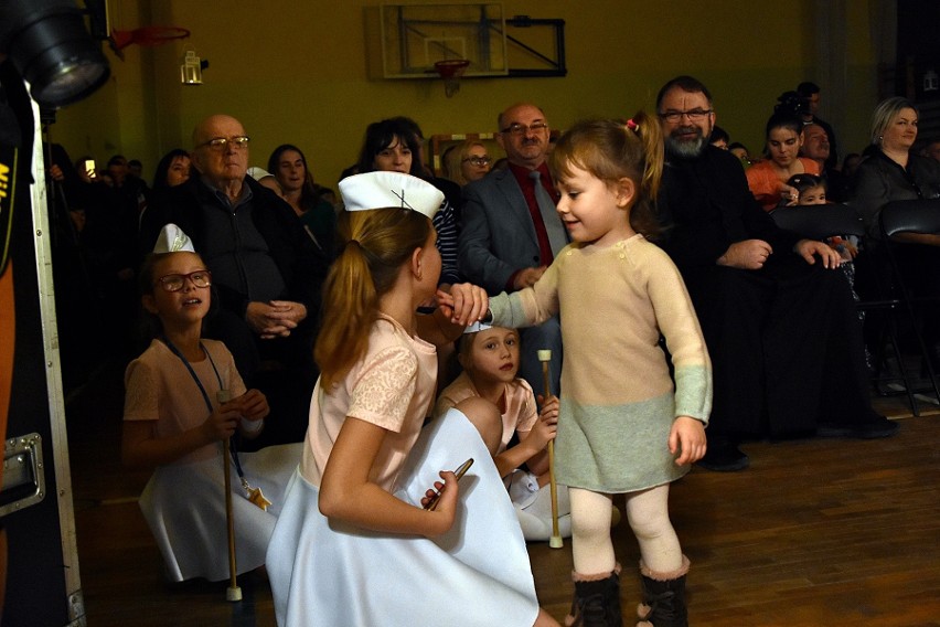 Gorlice. Mażoretki Domino od 15 lat są ozdobą uroczystości w powiecie. Teraz tańczą, choć miały tylko grać na werblach [ZDJĘCIA]