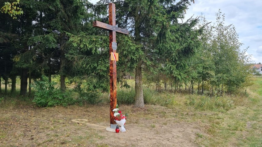 W Baraku pod Szydłowcem ustawiony został krzyż. Upamiętnia żołnierza Stanisława Stefańskiego