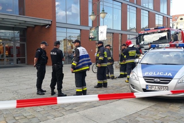 Fałszywy alarmy bombowy w Solarisie. Koszt przeprowadzenia jednej akcji zależą od jej skali i wahają się od kilku do nawet kilkudziesięciu tysięcy złotych. Do tego dochodzą straty instytucji lub sklepów z powodu chaosu i przerwania działalności. 