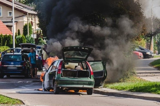 Zgłoszenie ełccy strażacy otrzymali 2 września 2018 roku przed godziną 14.30. Z informacji wynikało, że na skrzyżowaniu ulic Grajewskiej i Kolejowej pali się samochód osobowy.