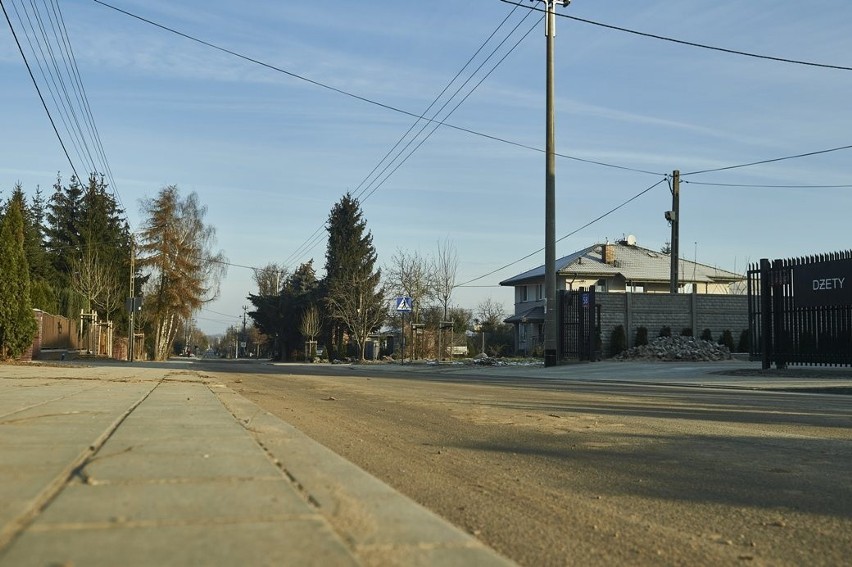 Łódź. Ulica Giewont z asfaltem i chodnikami. Tak wygląda po remoncie. ZDJĘCIA