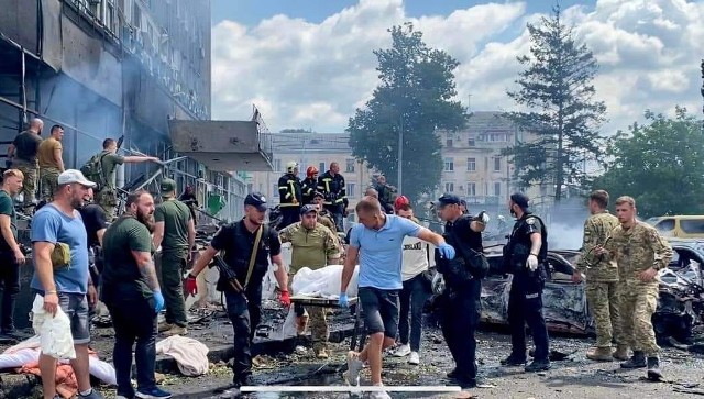 Zdjęcia z ukraińskiej Winnicy po ataku rakietowym przeprowadzonym przez Rosjan są przerażające. Zobacz więcej w dalszej części galerii >>>