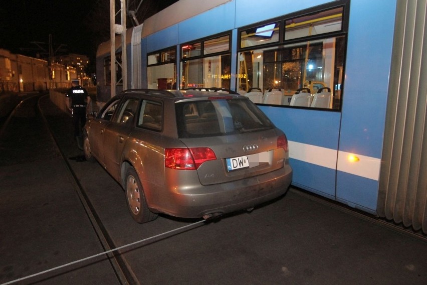 Wrocław: Wypadek przy Żmigrodzkiej. Samochód wjechał w tramwaj i w słup (ZDJĘCIA)