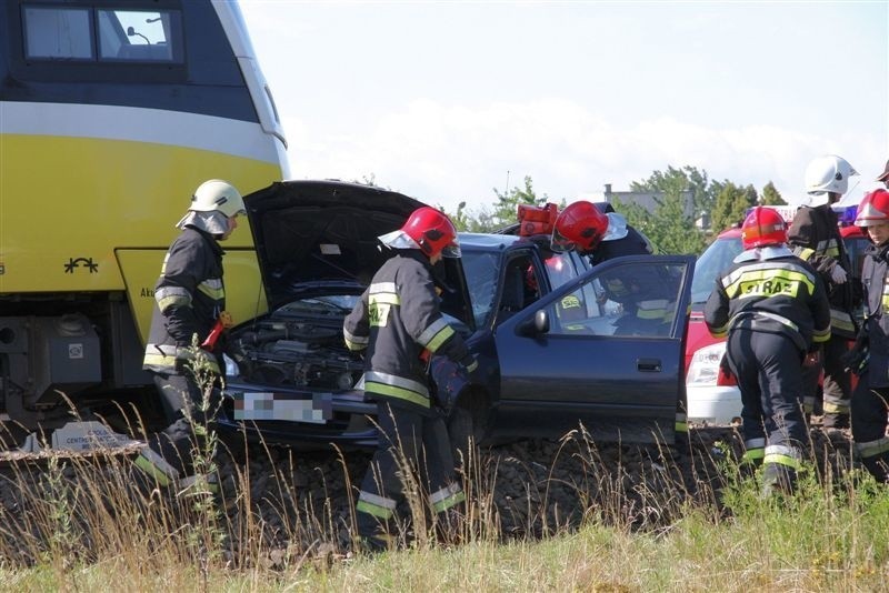 Wypadek w Komprachcicach. Auto zderzylo sie z szynobusem