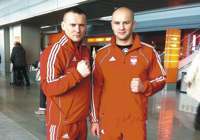 Tomasz Potapczyk (z prawej) w Chinach przebywa razem z zawodniczkami z reprezentacji Polski w boksie. Dziewczyny trenują pod jego okiem oraz Tomasza Różańskiego, trenera kadry młodzieżowej.