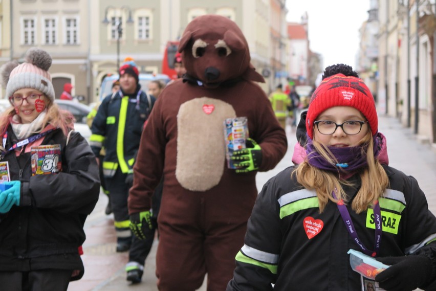 Pokaz starych samochodów, mobilny punkt krwiodawstwa,...