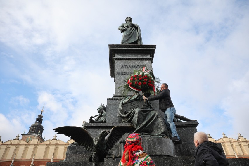 Kwiaciarki z Rynku Głównego złożyły kwiaty pod pomnikiem Adama Mickiewicza w dniu jego imienin ZDJĘCIA