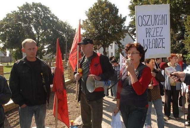 Barbara Rosołowska wraz z innymi pracownikami zlikwidowanego SP ZOZ-u zorganizowała pikietę, która zakłóciła uroczystości związane z otwarciem we wrześniu w Kostrzynie szkoły ponadgimnazjalnej, której inwestorem był powiat.