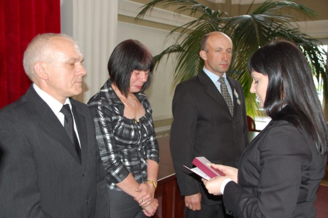 &#8211; (Od lewej) Mirosław i Małgorzata Szulc z Tarnobrzega odbierają od wojewody podkarpackiego Małgorzaty Chomycz Medal za Ofiarność i Odwagę, jaki pośmiertnie otrzymał ich syn Maksymilian.