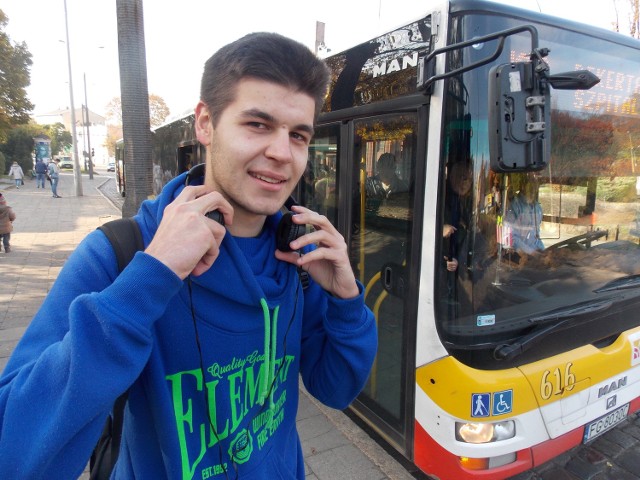 - Jedni moi znajomi mieszkają na Piaskach, inni na Staszica. Osiedla niby niedaleko siebie, ale z jed-nego na drugie lepiej iść pieszo, bo nie ma bezpośredniego autobusu - mówi Radosław Mikołajczyk.