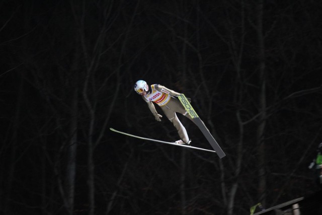 Skoczkowie walczą w konkursie na skoczni w Innsbrucku. Kamil Stoch po pierwszej serii jest pierwszy.