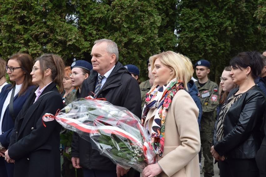 W Ostrowi upamiętniono ofiary Zbrodni Katyńskiej. Obchody 84. rocznicy Zbrodni Katyńskiej odbyły się na cmentarzu 12.04.2024