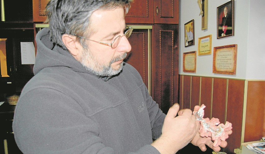 Konserwator Roman Krzyżewski przygotowuje fragment ornamentu...
