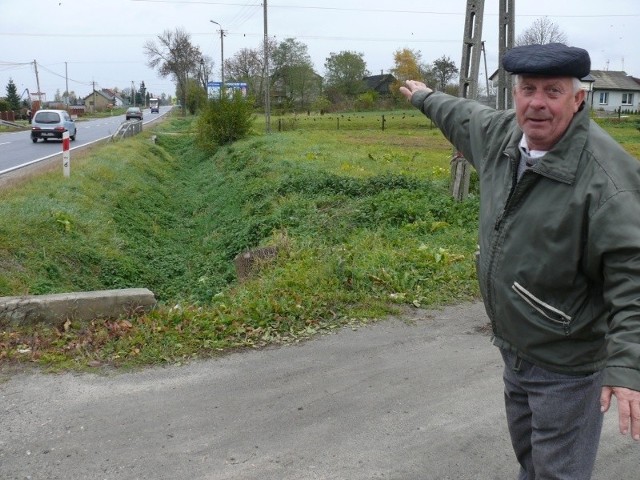 - Z jednej i drugiej strony woda spływa w to miejsce &#8211; pokazuje Zdzisław Trólka z Sudołu. Potem drenami powinna płynąć pod drogą a następnie rowem w kierunku Jędrzejowa, ale&#8230;