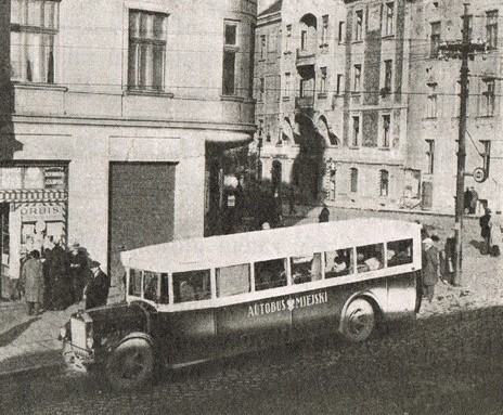 W 1928 r. roku miasto zakupiło trzy pierwsze autobusy i...