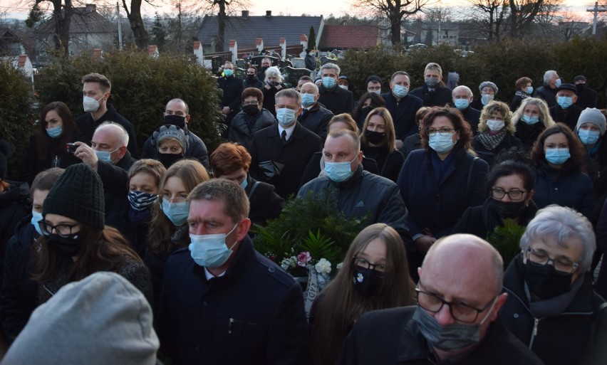 Dziergowice. Wierni pożegnali biskupa Gerarda Kusza. Jego ciało spoczęło w grobowcu przy kościele parafialnym