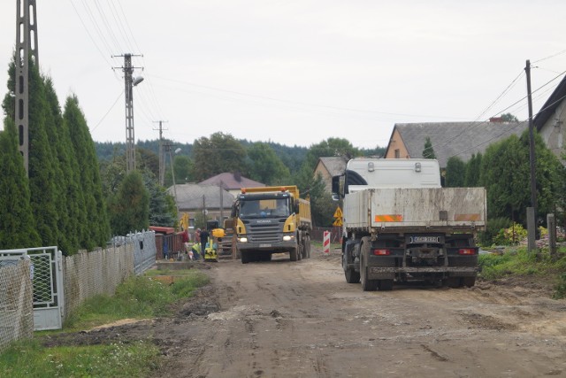 Na wielka skalę trwa kanalizowanie gmin w powiecie olkuskim. Część prac się przeciąga, jak na przykład na os. Pomorzany w Olkuszu (na zdj.), ale wykonawcy zapewniają, że zdążą przed zimą