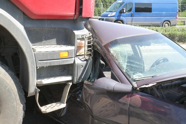 Zderzenie samochodu osobowego z ciężarówką
