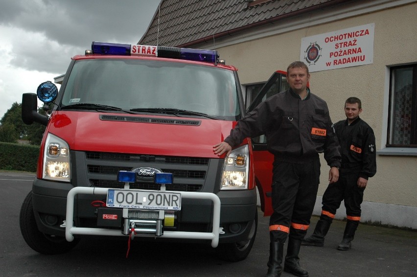 Strażacy z OSP Radawie i nowy wóz strażacki. Od lewej:...