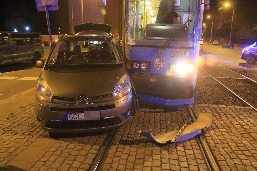 Wypadek na Sienkiewicza. Samochód zderzył się z tramwajem