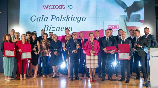 Ewa Markowska - Bzducha wśród nagrodzonych Orłem "Wprost" (na pierwszym planie, dziewiąta od prawej).