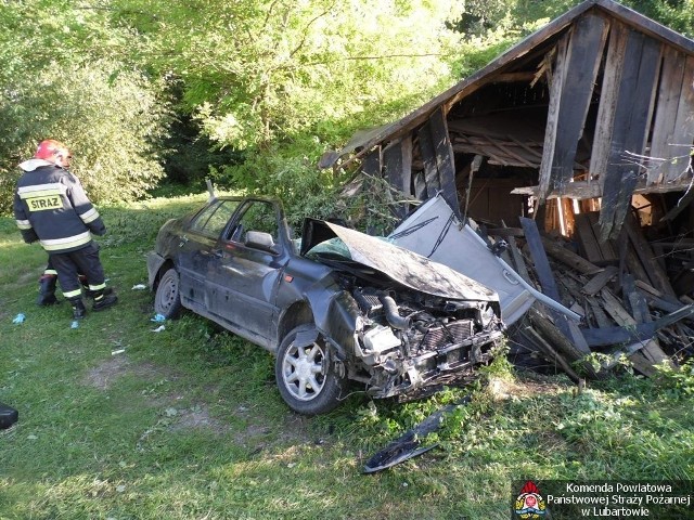 Wypadek w Rokitnie. Kierowca wjechał w stodołę