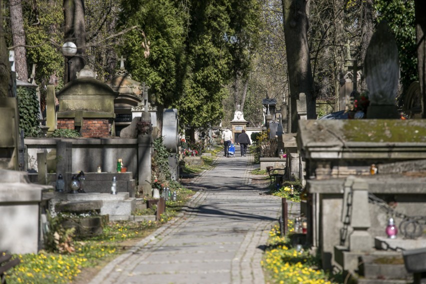 Kraków. Co z wizytami na cmentarzach? Policja zabiera głos: może skończyć się pouczeniem, a nawet karą [ZDJĘCIA]
