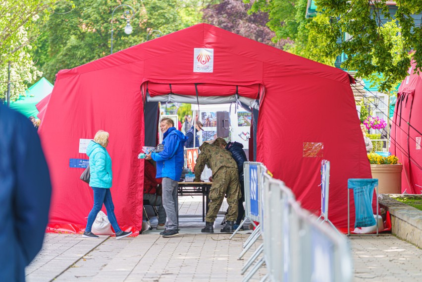 Krynica-Zdrój. Pierwszego dnia na deptaku zaszczepiło się ponad 250 osób. Akcja potrwa dziś do ostatniej dawki szczepionki [ZDJĘCIA] 