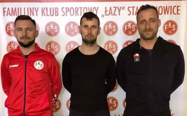 Trener FKS Łazy Bartłomiej Drabik, Mariusz Fabjański i prezes klubu Łukasz Korus