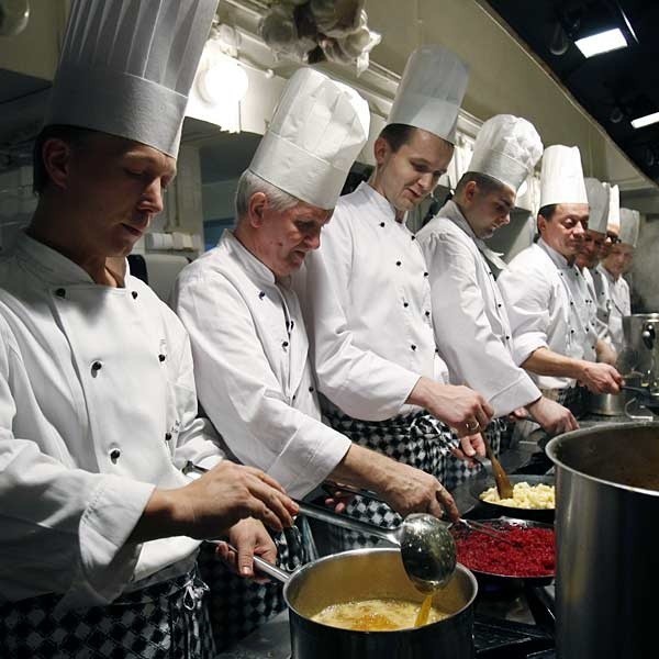 Kucharze z Polski są mile widziani m.in. na Ibizie. Od pracodawcy dostaną tam zakwaterowanie, wyżywienie i 1404 euro miesięcznie.