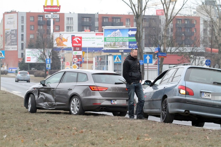 Zderzenie trzech aut na Dmowskiego. Są ranni [ZDJĘCIA]