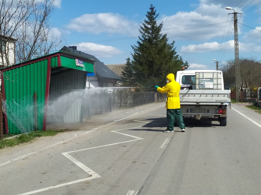 Rzekuń. Dezynfekcja wszystkich przystanków autobusowych. Zdjęcia. 20.04.2020