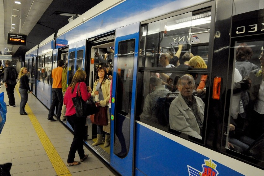 Koronawirus Kraków. Zabezpieczenia przed SARS-Cov-2. Myte tramwaje i autobusy, na basenach bez zmian