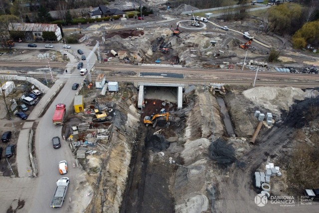 Tak wyglądała budowa wiaduktu i nowego układu drogowego w Dąbrowie Górniczej - Gołonogu na początku kwietnia, kilka dni temu Zobacz kolejne zdjęcia/plansze. Przesuwaj zdjęcia w prawo naciśnij strzałkę lub przycisk NASTĘPNE 