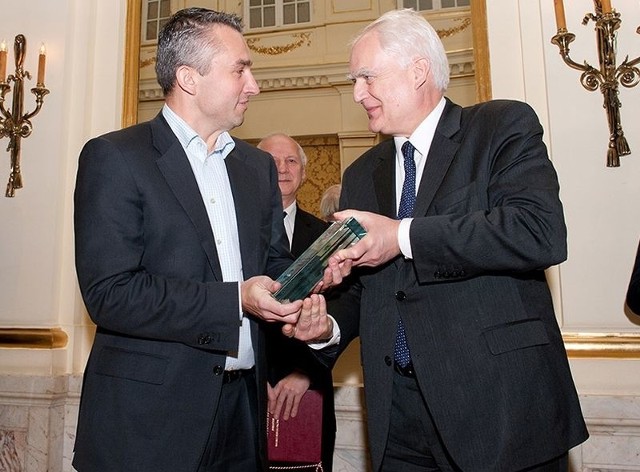 Jacek Levernes (po lewej) - wiceprezes HP Europe odbiera nagrodę Sekretarza Stanu w Kancelarii Prezydenta.