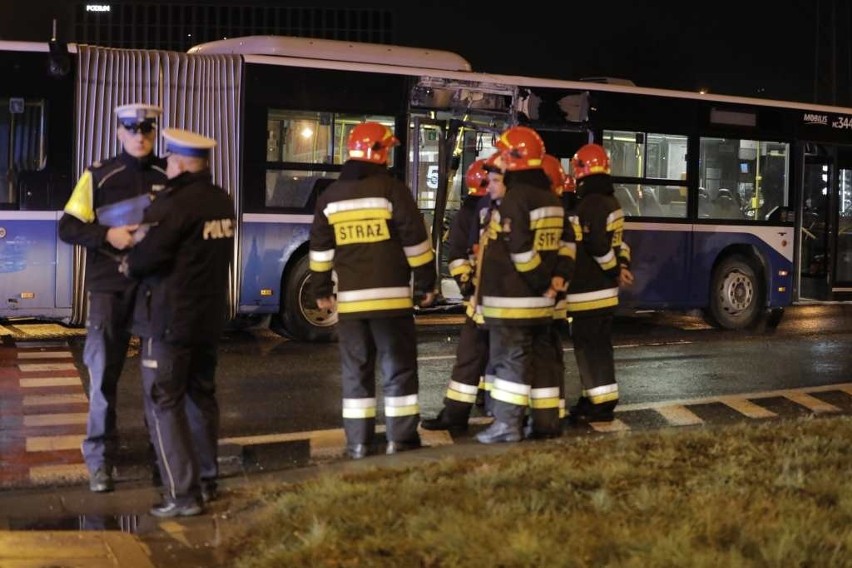 Kraków. Zderzenie tramwaju z autobusem na al. Jana Pawła II. Są ranni [ZDJĘCIA]