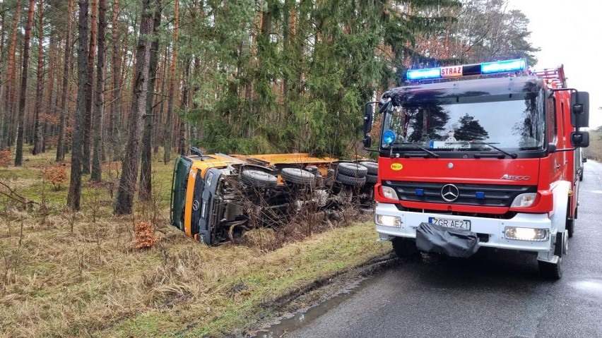 Ciężarówka wypadła z drogi między Gozdowicami a Mieszkowicami