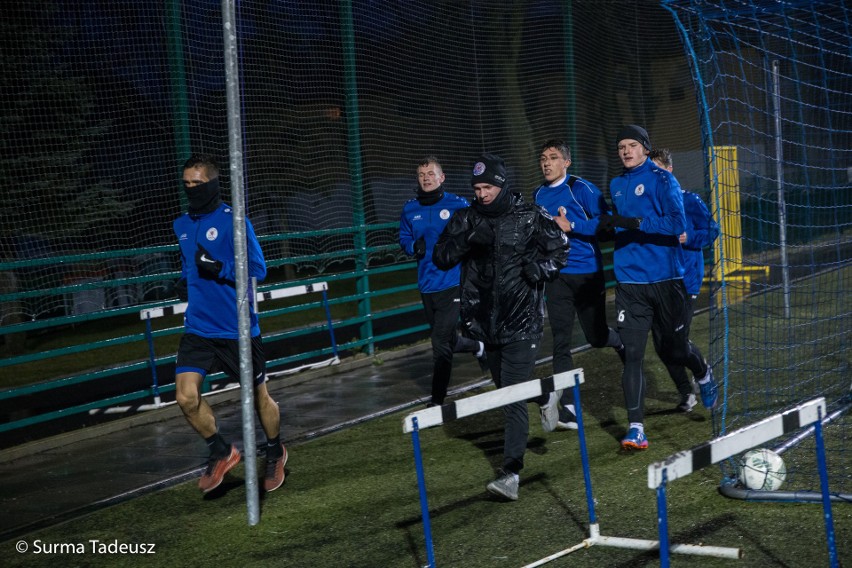 Piłkarze Błękitnych Stargard trenują na stadionie przy ulicy...