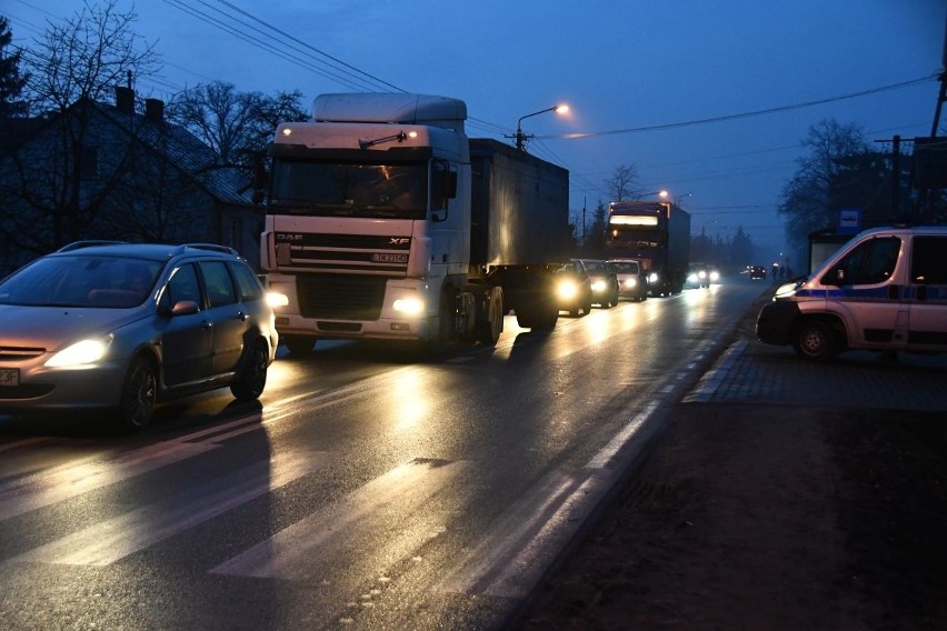 Blokada drogi i... wielkie korki. Mieszkańcy Brzezin znów strajkowali (WIDEO, zdjęcia)