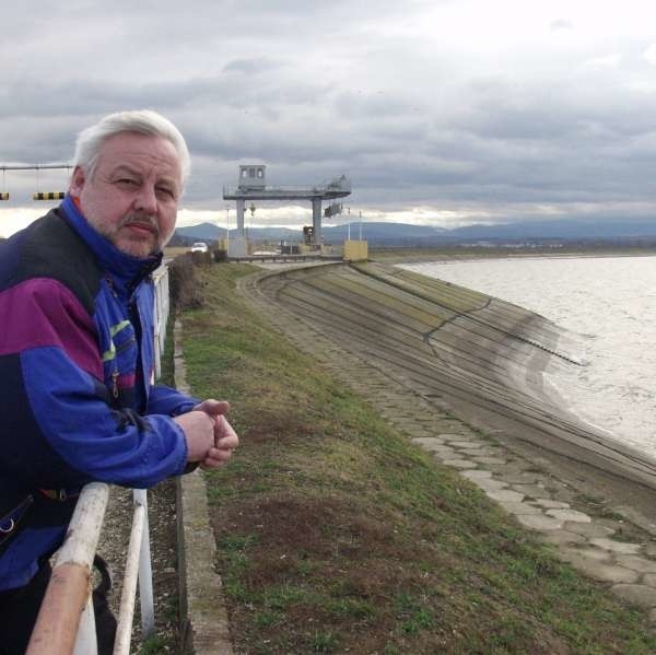 Józef Kosowski, mieszkaniec Nysy, często spaceruje w okolicach zapory: - Wszyscy pamiętamy powódź z 1997 roku i wierzymy, że dzięki nowej inwestycji podobna katastrofa już się nie powtórzy - mówi.